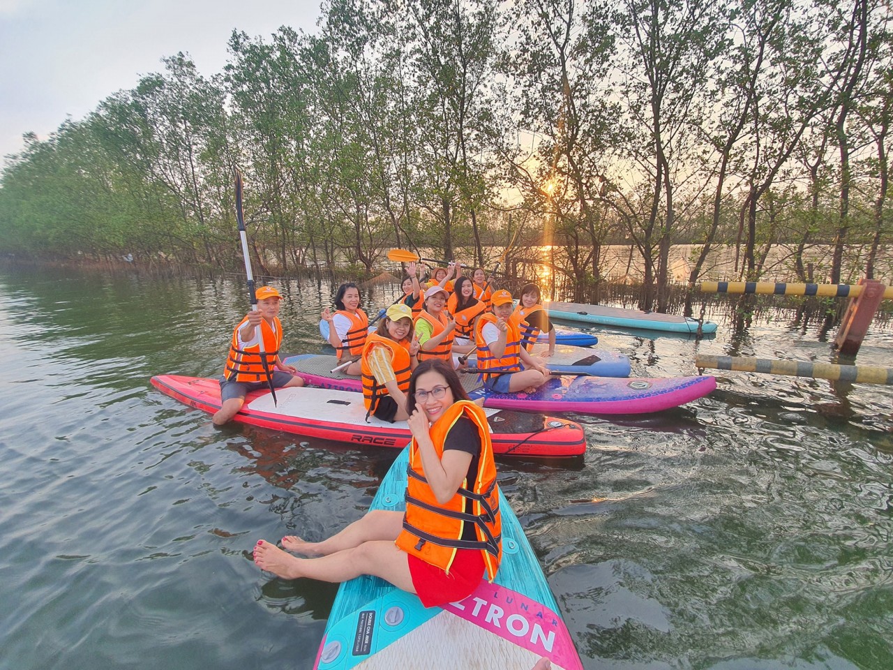 Trải nghiệm chèo Sup trên phá Tam Giang. Một trò chơi thể thao du lịch thu hút được nhiều bạn trẻ tham gia.