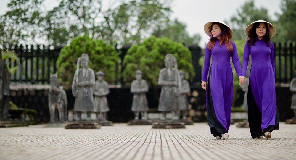 Những cô gái Huế dịu dàng e ấp bên tà áo dài Huế. tại các di tích lịch sử
