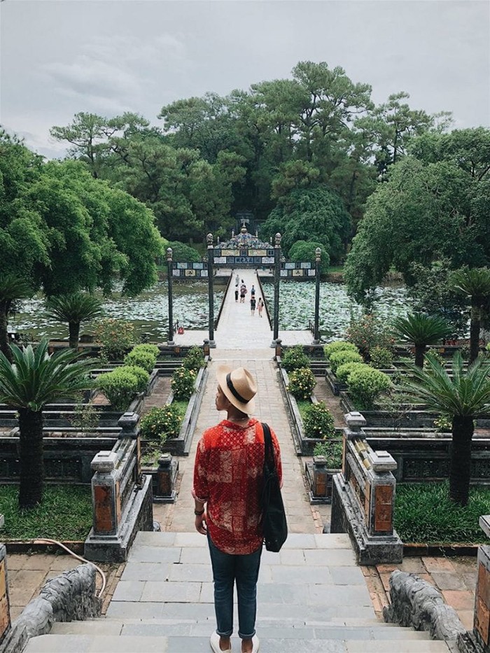 Lăng Minh Mạng là một trong số 4 lăng đẹp nhất ở Huế. Với kiến trúc như một Đại Nội thu nhỏ, không gian rộng lớn nhiều nơi để check in. Thu hút nhiều lượng khách khi đến Huế