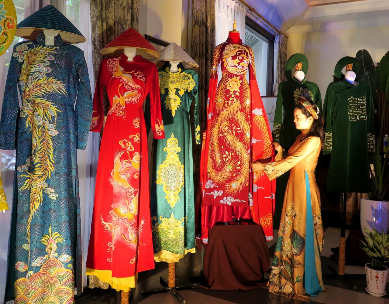 áo dài được cho thuê khá phổ biến và rộng rãi ở Huế