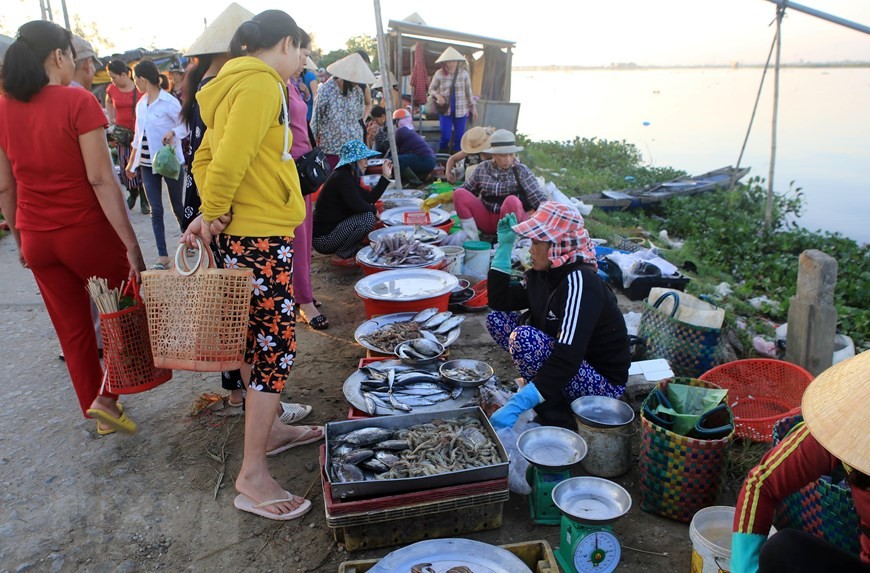 Người dân đánh bắt cá trên phá Tam Giang rồi họp chợ vào lúc sáng sớm. Nhiều loại thủy hải sản được bày bán với độ tươi ngon. Được phân phối cho cả huyện 