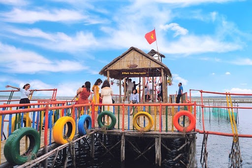 Lagoon Tam Giang thu hút được rất nhiều bạn trẻ check in. Với sự độc lạ và hấp dẫn nên rất được ưa chuộng.
